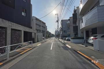 敷地北西側の前面道路（北東側から）