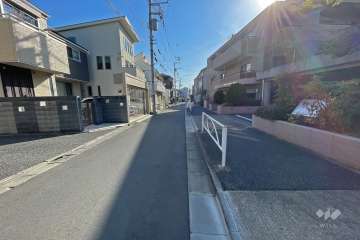 敷地北側の前面道路（西側から）