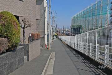 敷地南東側前面道路(南西側から)