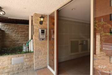 エントランスはオートロック付きです。