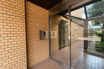 エントランスはオートロック付きです。