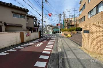 敷地南側の前面道路（東側から）