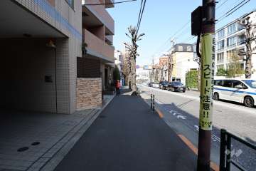 敷地東側の前面道路（南側から）