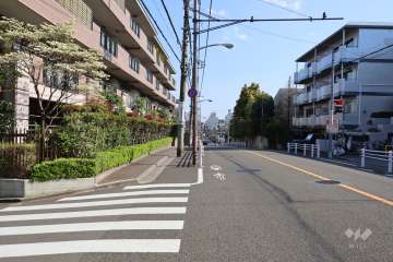 敷地西側の前面道路