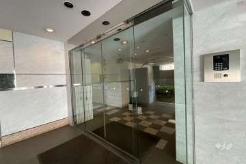 エントランスはオートロック付きです。