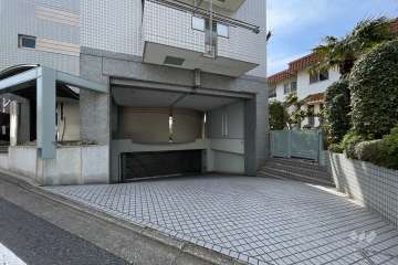 駐車場の出入口（リングシャッター付き）