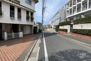 敷地北側の前面道路（東側から）