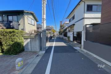 敷地南東側の前面道路（南西側から）
