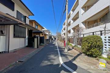 敷地南西側の前面道路（南東側から）