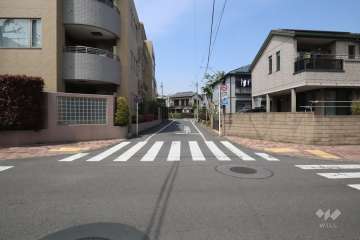 敷地北東側の前面道路