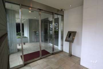 エントランスはオートロック付きです。