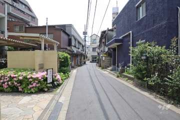 敷地北西側の前面道路　（北東側から）