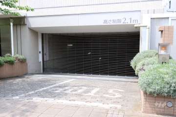 敷地内駐車場の出入り口（リングシャッター付き）