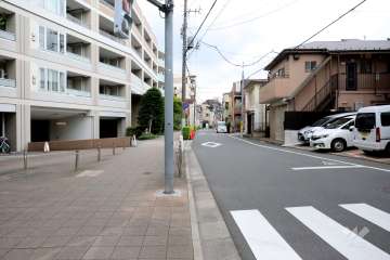 敷地北西側の前面道路