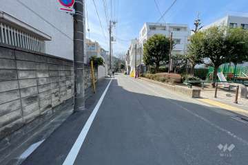 敷地北側の前面道路