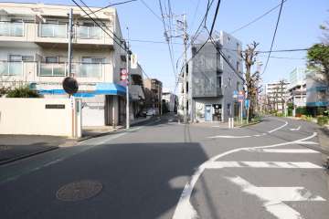 敷地南東側の前面道路(南西側から)