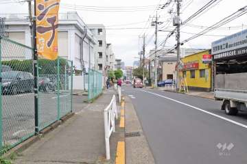 敷地東側の前面道路は中央中通りです(南側から)。