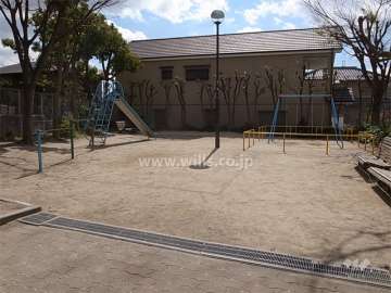 公園（池ノ阪児童遊園地）には遊具も設置されています。