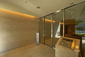 エントランスはオートロック付きです。