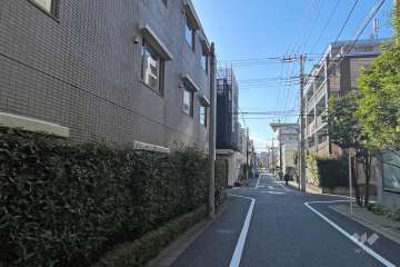 敷地北側の前面道路（東側から）