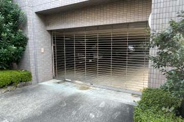 駐車場の出入り口（リングシャッター付き）