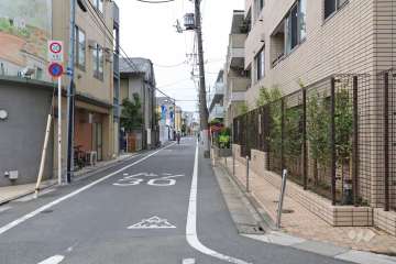 敷地南側の前面道路（東側から）