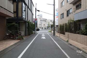敷地東側の前面道路（北側から）