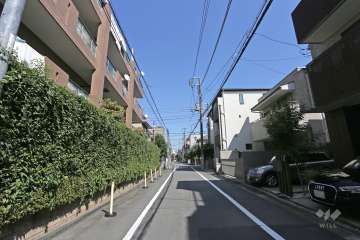 敷地の南側前面道路（西側から）
