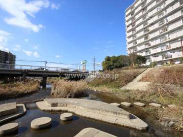 川には親水公園が設けられています。