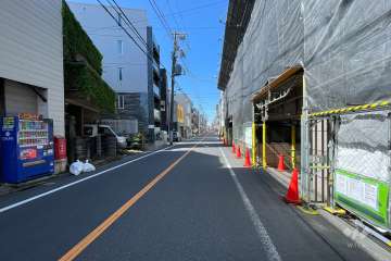 敷地東側の前面道路（北側から）