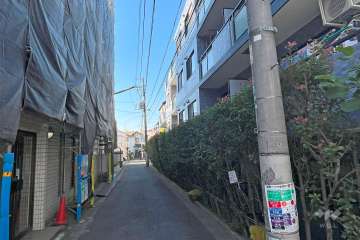 敷地南西側の前面道路（南東側から）