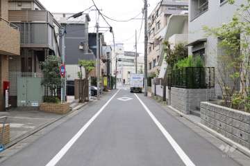 敷地西側の前面道路
