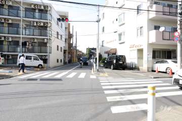敷地西側の前面道路(南側から)
