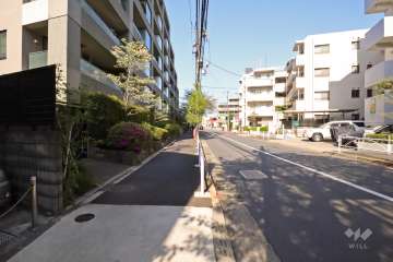 敷地南東側の前面道路(南西側から)