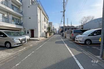 敷地西側の前面道路（北側から）