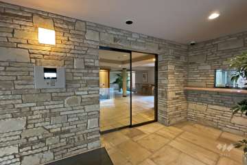 エントランスはオートロック付きです。