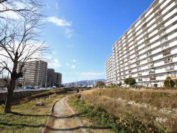 敷地の南側を天神川が流れています。