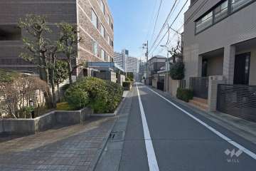 敷地西側の前面道路　