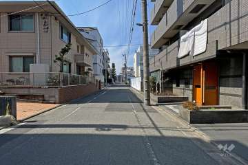 敷地南側の前面道路（東側から）