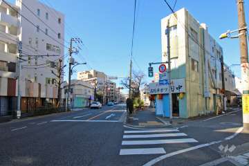 敷地南側の前面道路（東側から）