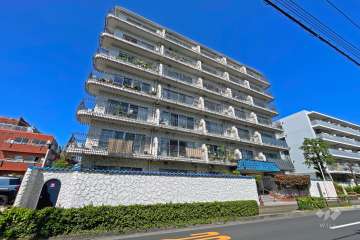 秀和清水池レジデンスの外観（南東側から）