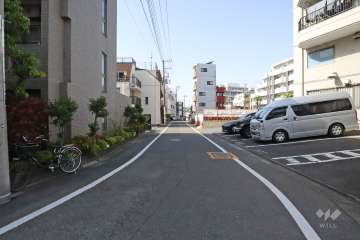 敷地東側の前面道路(南側から)