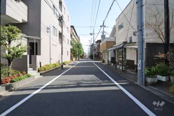 敷地西側の前面道路(北側から)