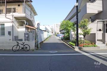 敷地北側の前面道路(東側から)