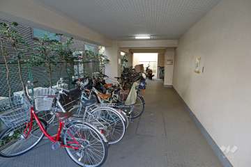 屋内に設けられた駐輪場