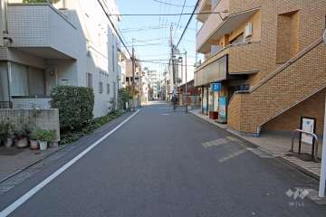 敷地北側道路は、五丁目栄通りと呼ばれています。