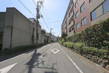 敷地南側の前面道路