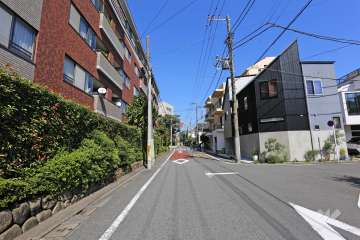 敷地南東側の前面道路