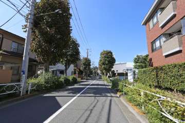 敷地西側の前面道路
