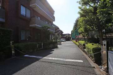 駐車場の出入り口（ロボットゲート付き）